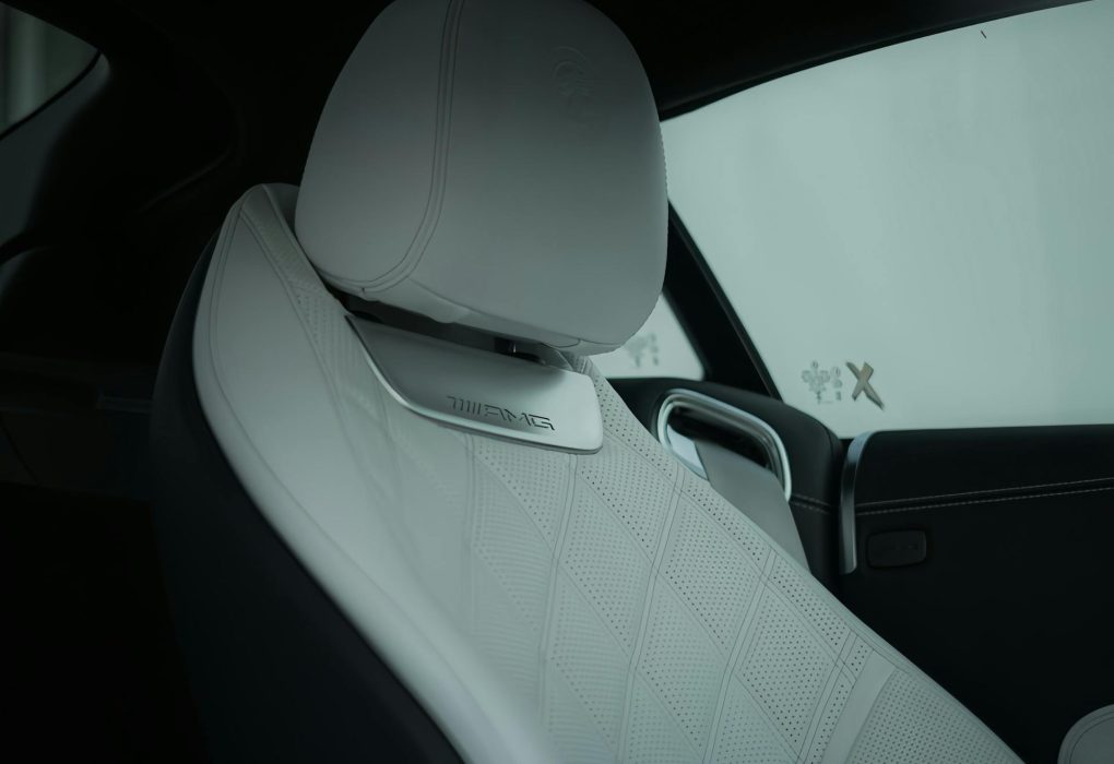 Įspėjimas: Dėl šios 1 detalės jūsų brangus garso izoliacijos montavimas tampa bevertis. Kaip išvengti? Automobilio salonas ruošiamas profesionaliam garso izoliacijos montavimui su švariais paviršiais ir izoliacinėmis medžiagomis.