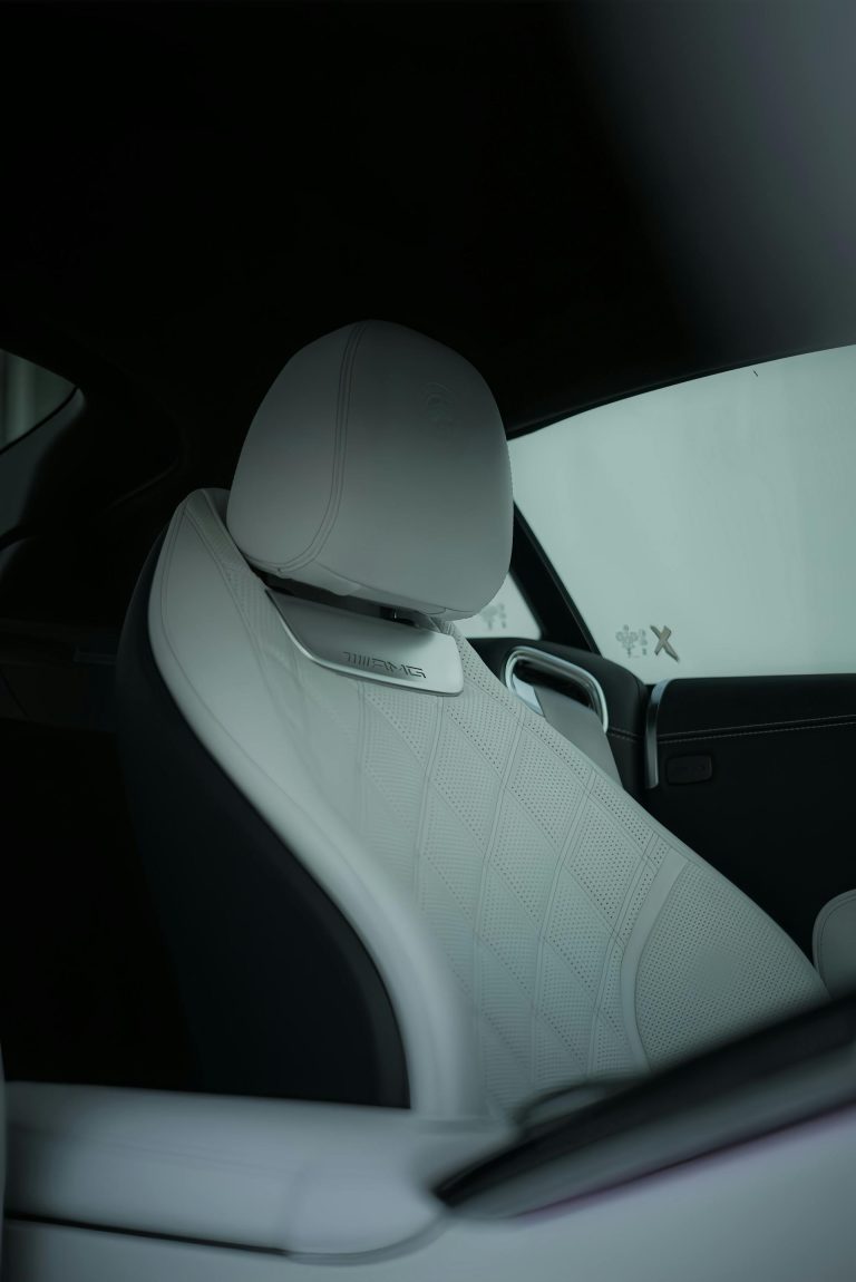 Automobilio salonas ruošiamas profesionaliam garso izoliacijos montavimui su švariais paviršiais ir izoliacinėmis medžiagomis.